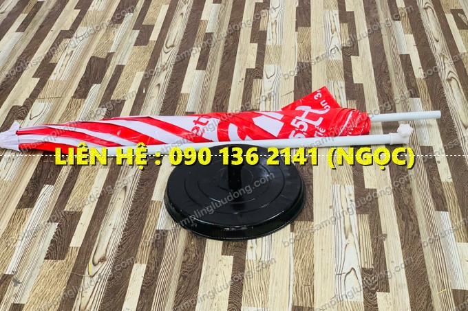 dù chân sắt in logo che ngoài trời