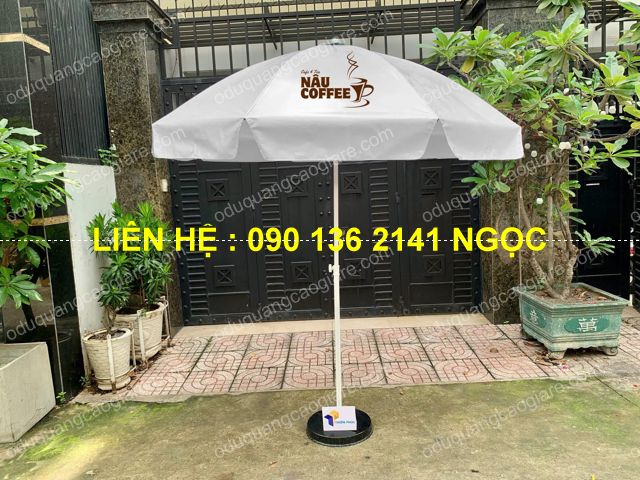 dù tròn che mưa ngoài trời