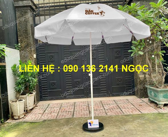 dù tròn che ngoài trời