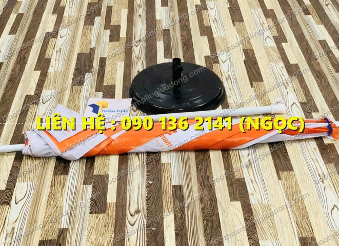 dù che sân vận động